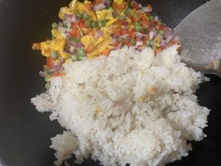 什锦炒饭,倒入米饭翻炒均匀。