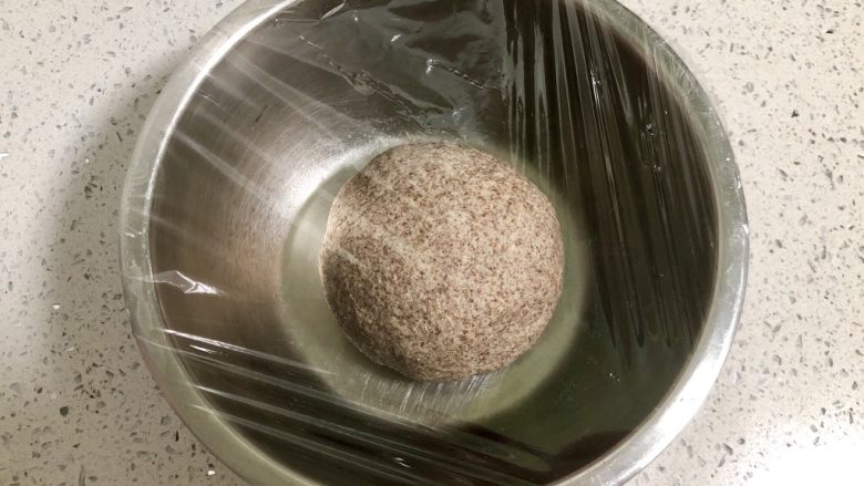 黑全麦豆沙包,然后把面团放入干净的盆中，盖上保鲜膜，放在温暖处发酵。室内26度大约发酵一个小时。