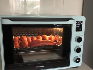 超简单的烤山芋,送入预热好的烤箱，中层、上下火200度烤1个小时左右，直到山芋软烂。

