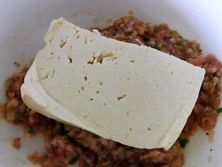 蒸藜麦豆腐肉丸,豆腐仍旧是北豆腐，放肉碗中一压就碎了，或者用手捏不是不可以，目的让它烂就行。