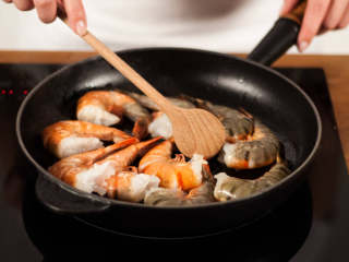 【年夜饭必备】红焖大虾,将油加入煎锅，用中火加热30s。放入大虾，将虾两面煎至变红，共约1一2分钟