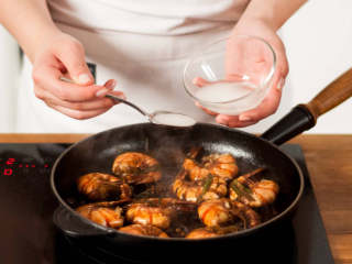 【年夜饭必备】红焖大虾,将土豆淀粉与水搅拌均匀，加入锅中勾芡。待汤汁沸腾后立即熄火。盛入盘中即可享用！