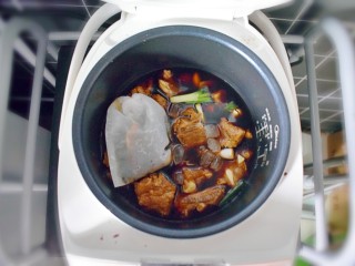 排骨烧山药 （电饭煲版）,将腌好的排骨倒入电饭锅，并加入适量的水（水量与排骨的高度持平即可），放入大料袋子。
