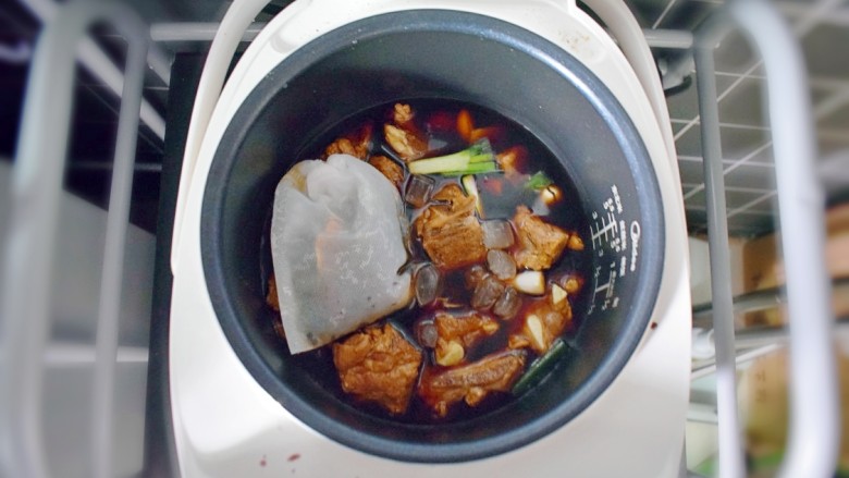 排骨烧山药 （电饭煲版）,将腌好的排骨倒入电饭锅，并加入适量的水（水量与排骨的高度持平即可），放入大料袋子。