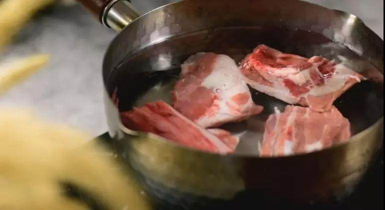白切羊肉汤，汤浓味鲜，香而不腻，做法非常简单,羊排肉冷水下锅焯水
