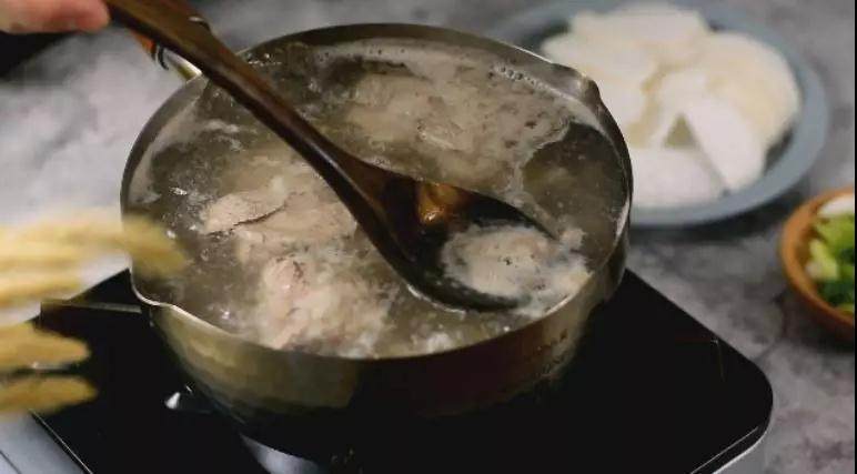 白切羊肉汤，汤浓味鲜，香而不腻，做法非常简单,水沸后撇去浮沫，捞出，放入冷水中清洗