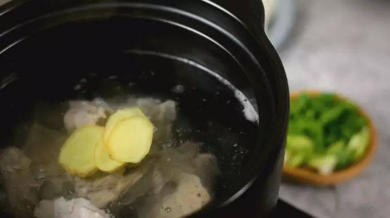 白切羊肉汤，汤浓味鲜，香而不腻，做法非常简单,砂锅水沸后，放入羊肉、姜片，小火煲2小时