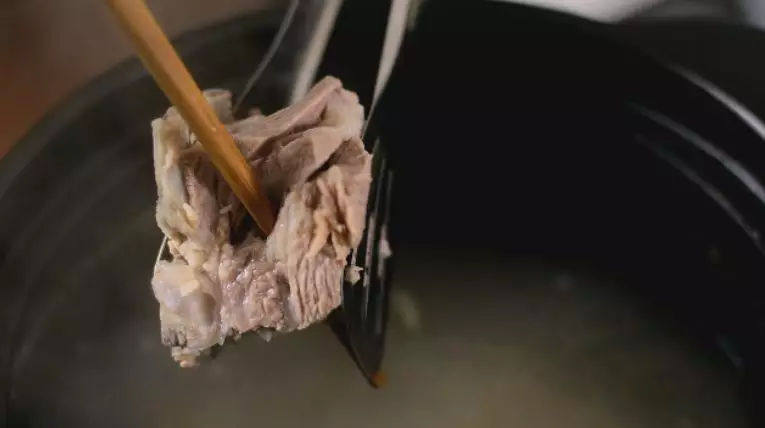 白切羊肉汤，汤浓味鲜，香而不腻，做法非常简单,当羊肉能被筷子戳透，捞出放凉