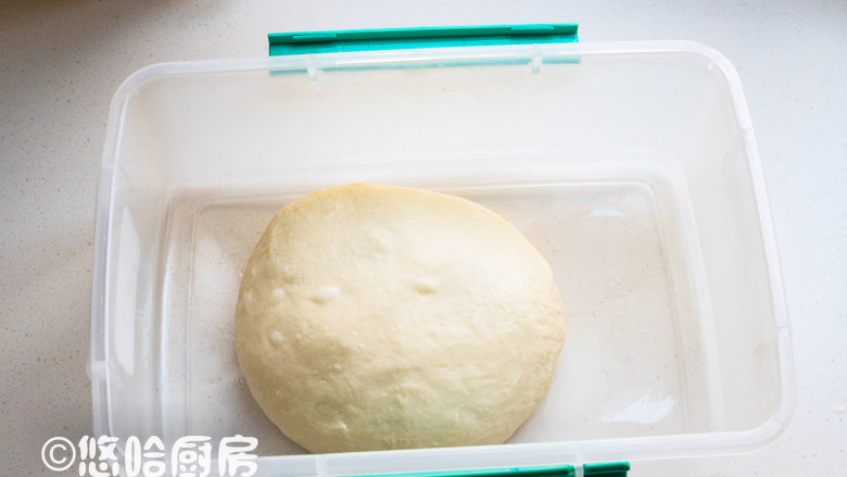 Q感吐司,面团表面收光滑，放在保鲜盒里室温下发酵，北方的室温24度。