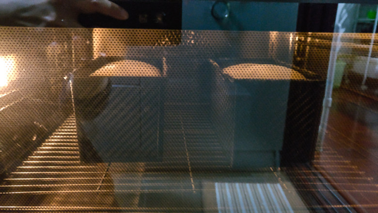 Q感吐司,吐司放入预热到位的烤箱下层，温度降至180度，烘烤40分钟。
