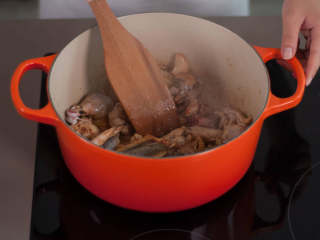 【年夜饭必备】香菇栗子炖鸡,向大锅中加入油和糖。用中温加热，至糖呈焦糖状。倒入鸡肉块，翻炒1-2分钟，至鸡肉呈棕色。