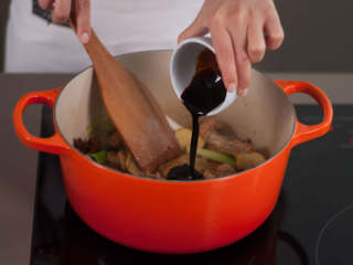 【年夜饭必备】香菇栗子炖鸡,向锅中加入生抽、老抽与料酒酒。轻轻搅拌，使汤汁没过鸡肉与蔬菜，加盖炖煮1-2分钟。