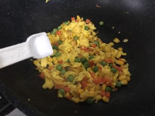 杂蔬炒饭,加入1克盐翻炒均匀。