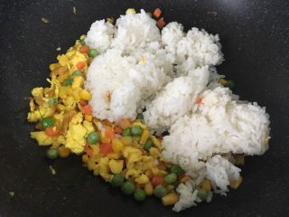 杂蔬炒饭,放入米饭。