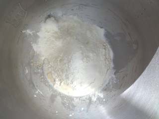  软萌甜紫米面包,加入高粉，糖，盐，注意糖和盐不能接触