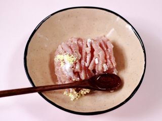 经典不衰的京酱肉丝,加入料酒去腥。