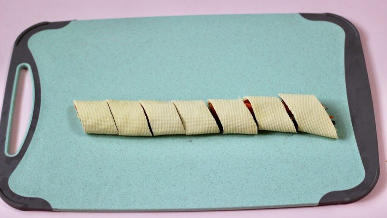 经典不衰的京酱肉丝,用刀斜切成块状即可。