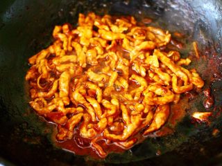 经典不衰的京酱肉丝,大火继续翻炒至肉丝断生变色，即可关火，盛出备用。