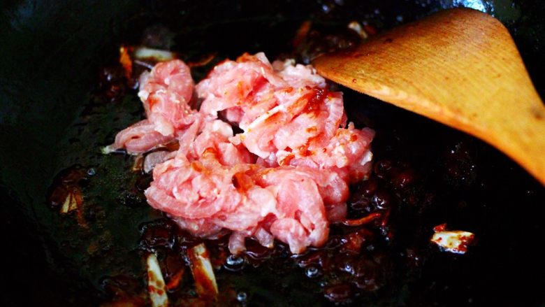 经典不衰的京酱肉丝,煸炒好的酱里，加入腌制好的肉丝。
