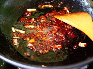 经典不衰的京酱肉丝,加入豆瓣酱，中火煸炒出香味。