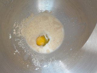  软萌甜紫米面包,将牛奶，酵母，全蛋液放入厨师机桶中