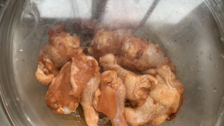 奥尔良鸡翅根,密封腌制3小时以上，腌制一夜最好。