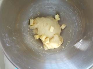  软萌甜紫米面包,启动揉面程序面团变得光滑的时候加入软化的黄油