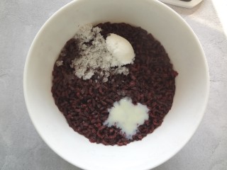  软萌甜紫米面包,蒸好的紫米趁热放入糖和炼乳搅拌均匀