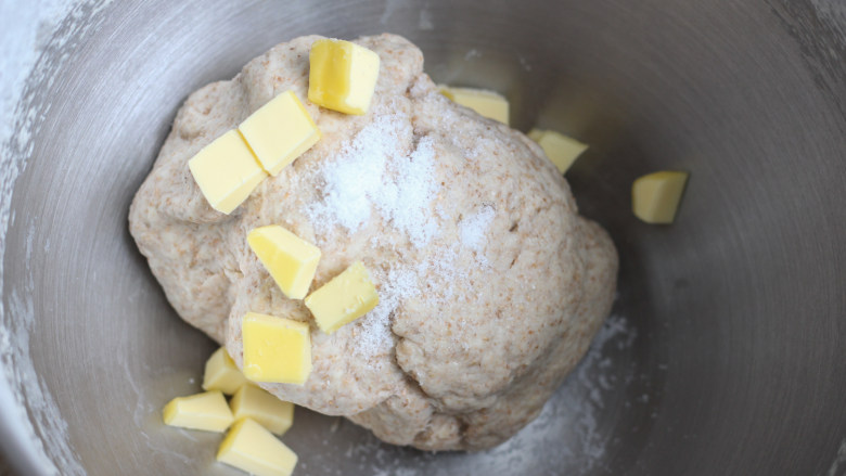 全麦椰蓉麦穗面包,启动厨师机开始和面，面团成团后，加入盐和无盐黄油，继续再和面15分钟左右