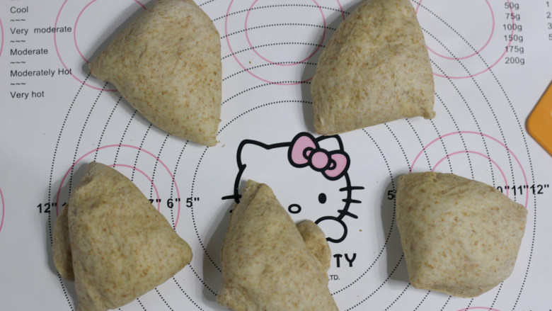 全麦椰蓉麦穗面包,一发完成的面团平均分割成5份