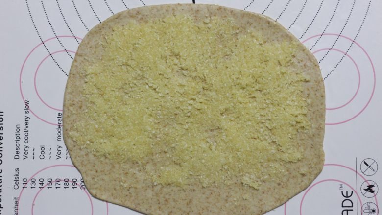 全麦椰蓉麦穗面包,将松弛后的面团擀开呈长方形，均匀抹上一层椰蓉馅，底部留出不抹