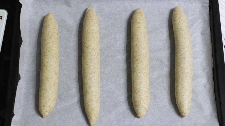 全麦椰蓉麦穗面包,依次做好5个面团，放置于烤盘内，每个面团之间摆放须留有空隙