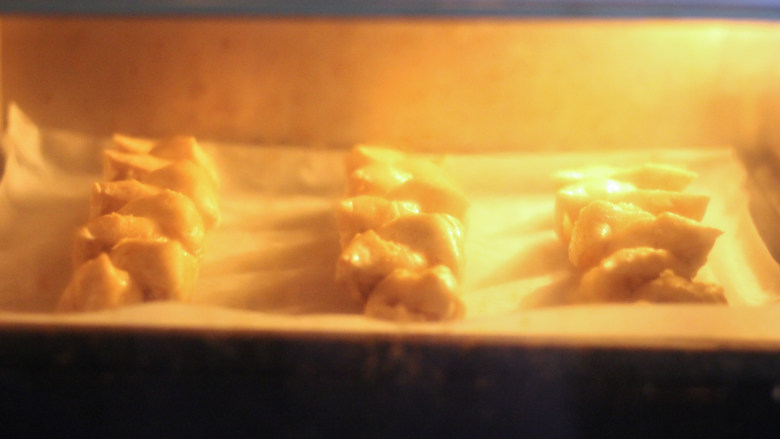 全麦椰蓉麦穗面包,烤箱先进行预热，预热后将烤盘送入烤箱中层180度烘烤20分钟左右