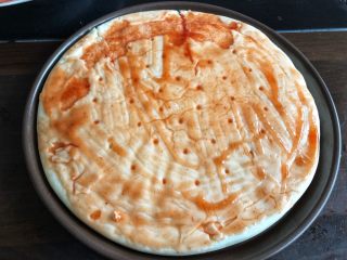 蔬菜火腿披萨,用刷子把番茄酱刷均匀，可以多刷点。