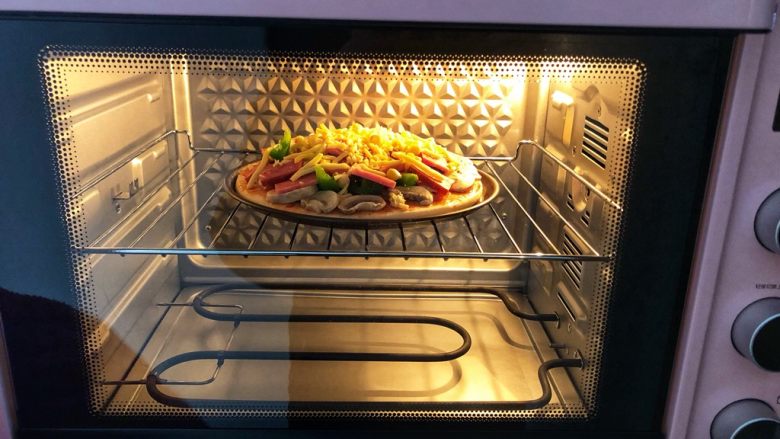 蔬菜火腿披萨,烤箱上下火185度预热好，把披萨放中层15分钟左右！(具体温度和时间根据自己家烤箱脾气。)