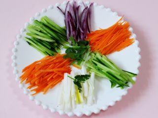 经典不衰的京酱肉丝,把黄瓜和洋葱，还有胡萝卜和大葱都用刀切成长度相等，宽度差不多的丝。