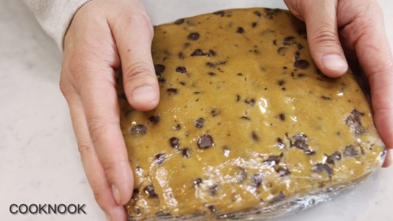 巧克力饼干,将饼干面糊包起来放入冰箱2-3个小时, 直到面糊硬化.