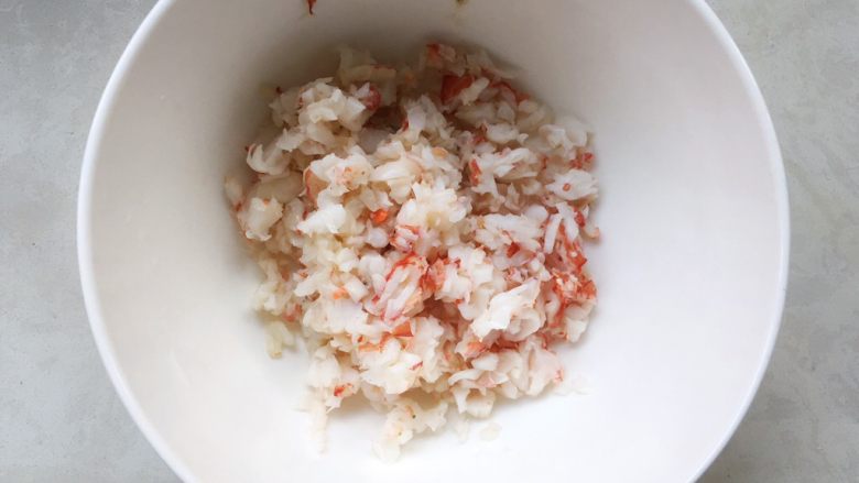咸蛋黄红虾寿司,将切碎的虾肉装入碗内

