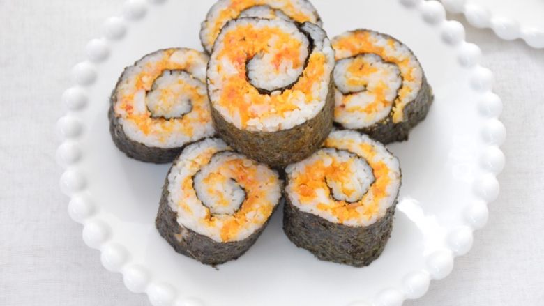 咸蛋黄红虾寿司,卷好之后分切成段就可以啦