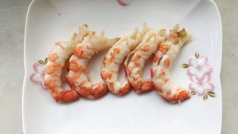 咸蛋黄红虾寿司,将阿根廷红虾剥掉虾壳