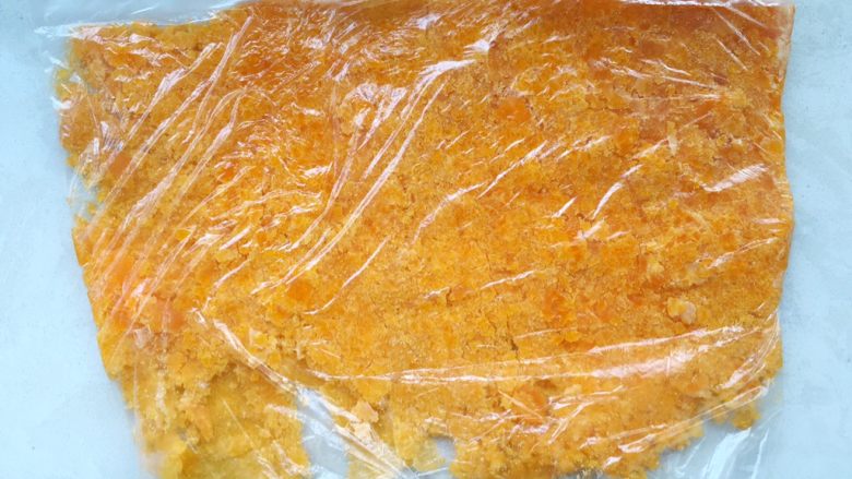 咸蛋黄红虾寿司,咸蛋黄蒸熟后取出，装在保鲜袋内，用擀面杖擀碎