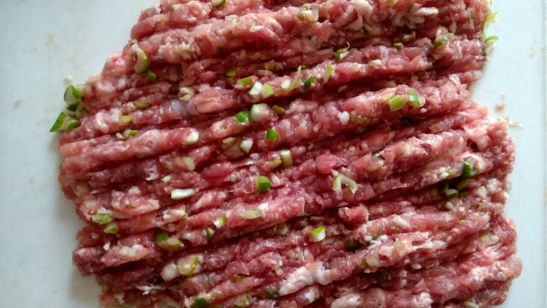 白菜叶粉条肉丸汤,猪肉剁碎，把一部分葱剁到猪肉中