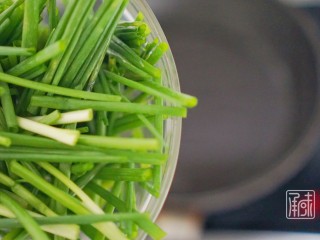 一份地道好吃的葱油拌面,烧制6成热时放入切好的京葱。