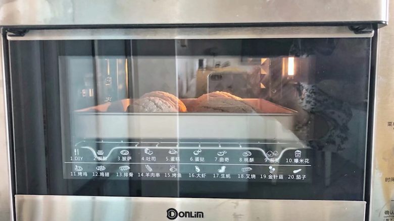 亚麻籽南瓜软欧包,17、烤箱150度上下火预热好，放入烤盘于倒数第二层烘烤28分钟后取出即可。