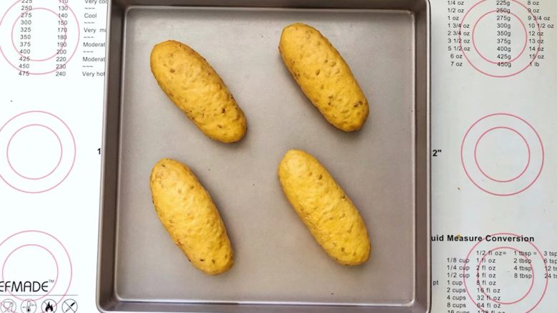亚麻籽南瓜软欧包,13、收口向下码入学厨烤盘中，盖上保鲜膜进行二次发酵。