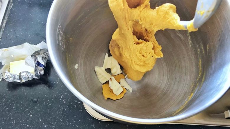 亚麻籽南瓜软欧包,4、接下来放入黄油启动二档揉面10分钟。