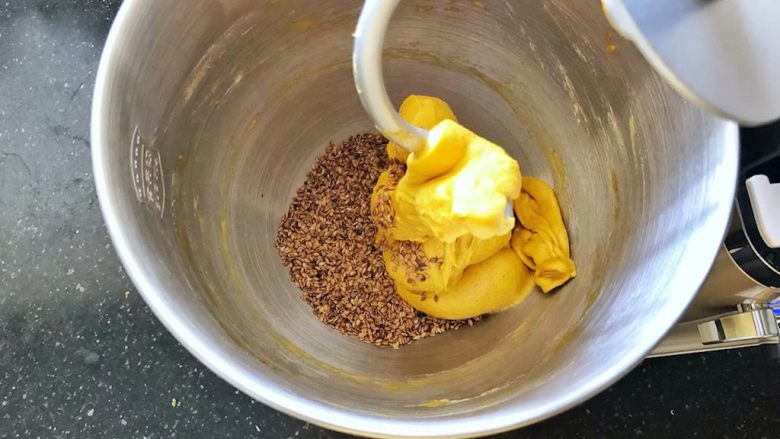 亚麻籽南瓜软欧包,6、倒入熟亚麻籽启动一档揉2分钟，将熟亚麻籽完全均匀的揉入面团中。