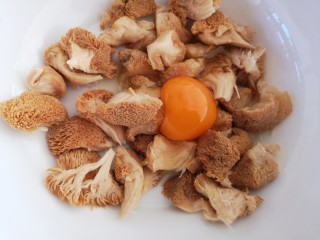红烧猴头菇,打入1个鸡蛋