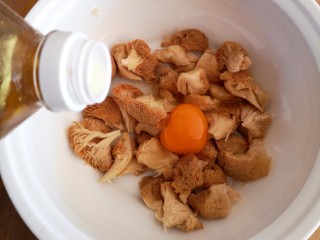 红烧猴头菇,倒入玉米油