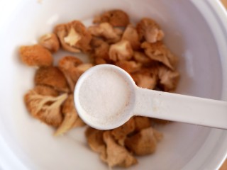 红烧猴头菇,加入盐